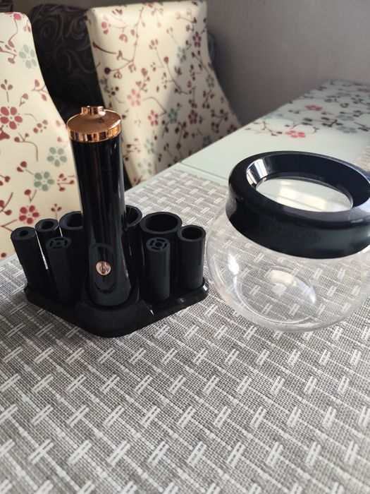 Уред за почистване на четки за грим