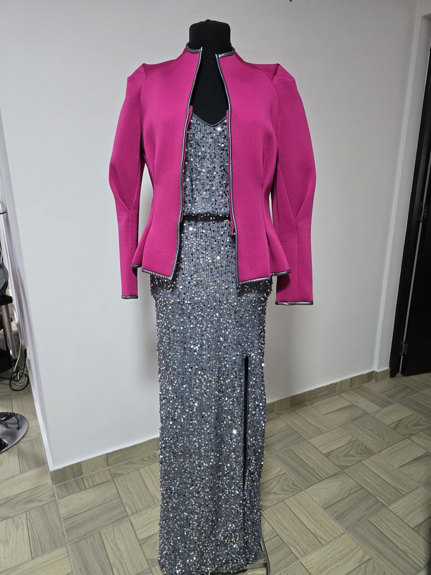 Rochie lunga argintie, model cu crapatura pe picior