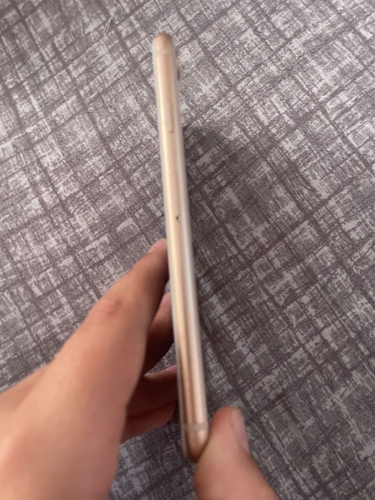 Vand iphone 8 capacitate 82