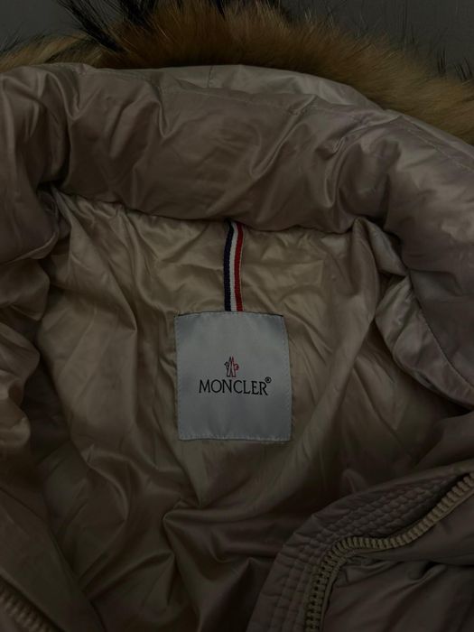 Moncler със естествен пух. Качулката се сваля