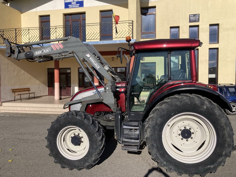 Tractor cu incarcator frontal Valtra