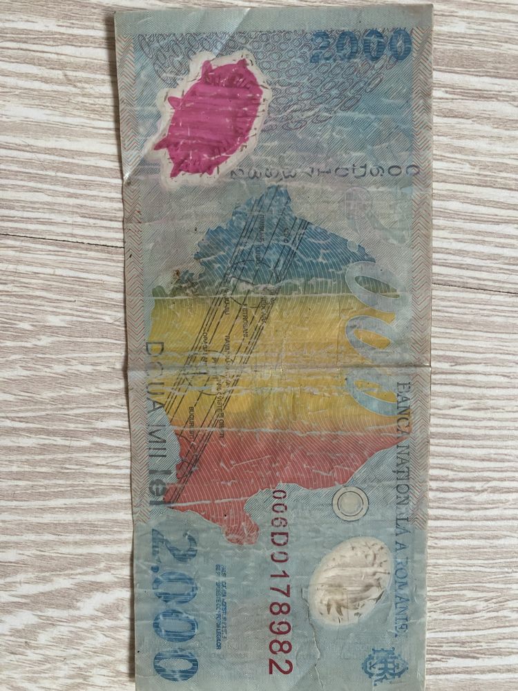 Vand o bacnota  de 2.000 lei , o bacnota rusa de 10 ruble si o moneda