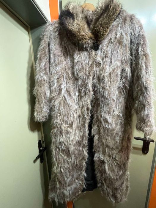 Предпразнична цена- Палто- нутрия- с яка от каскадна лисица.