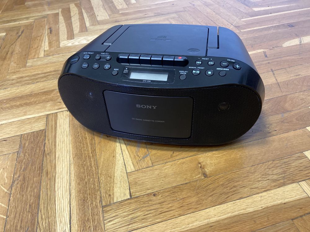 Radio-CD Sony CFD-S50, baterii/cablu, citeste MP3 si are intrare audio