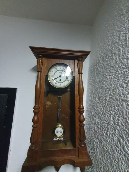 Стар стенен часовник с 3 дупки