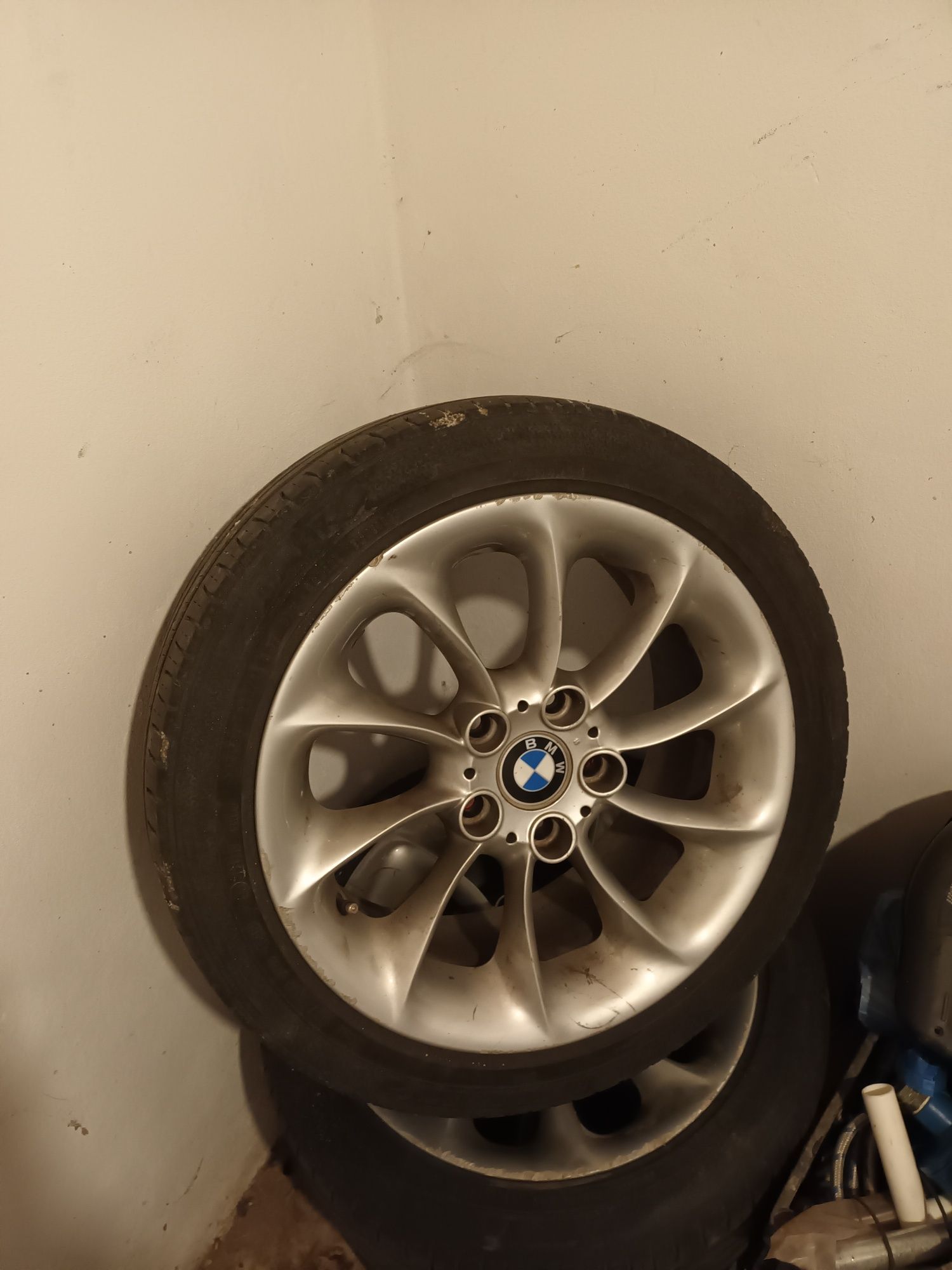 Vând jante+cauciucuri vară 225 45 R17 BMW