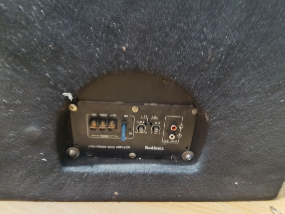 Тонколона с усилвател за кола.