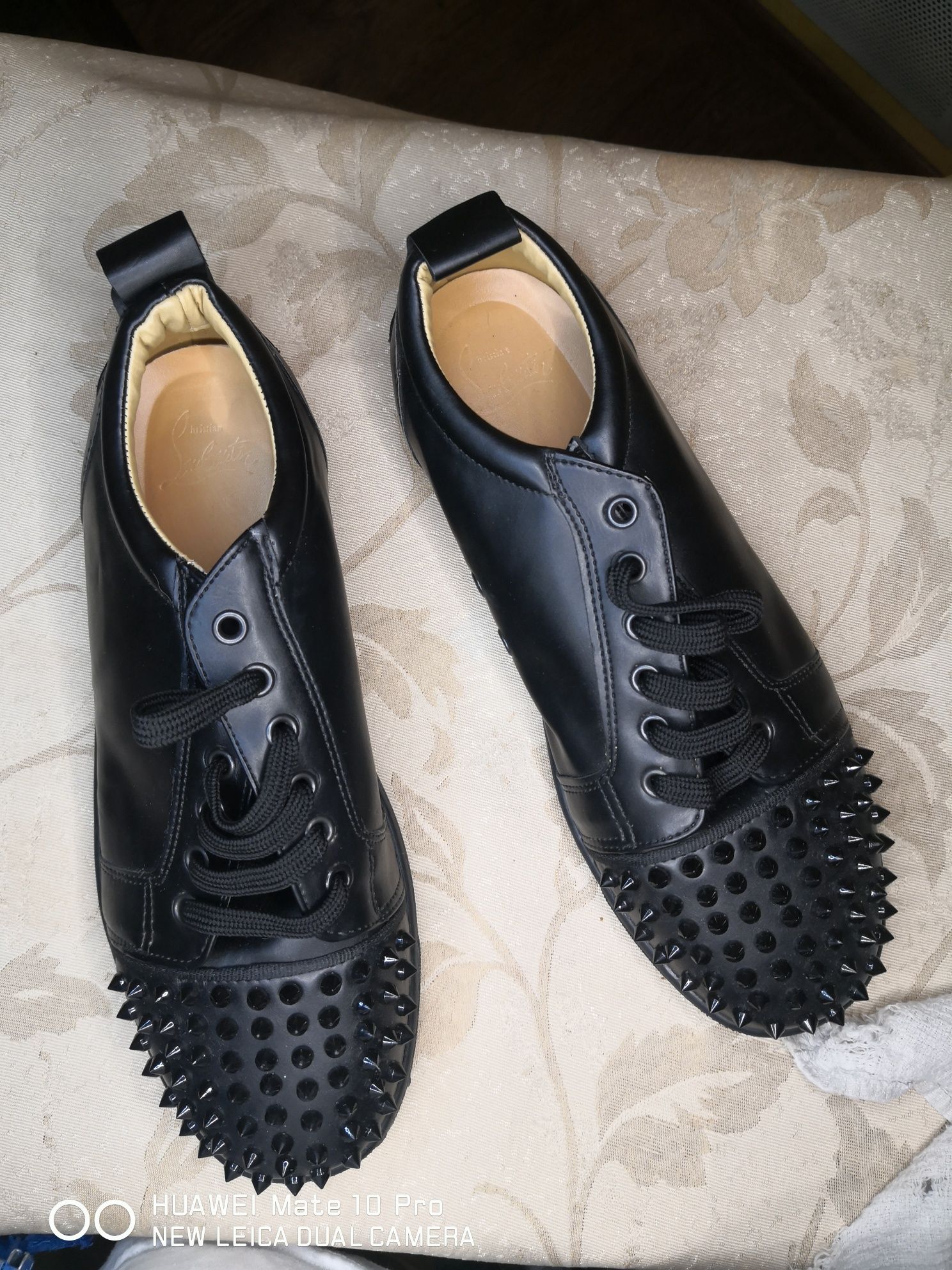Нови екстравагантни черни обувки