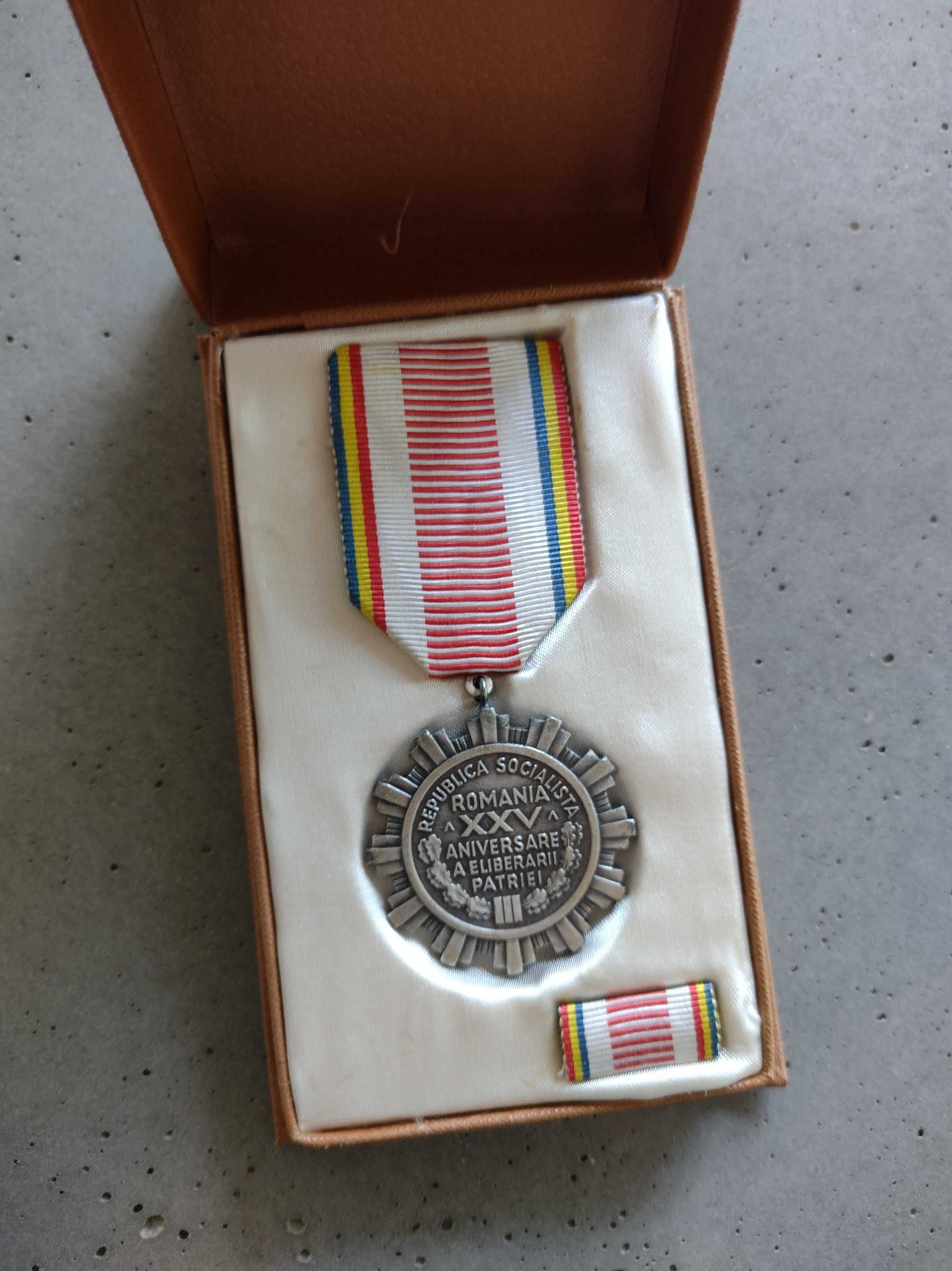 Medalia A XXV-a aniversare a eliberarii Patriei, la cutie
