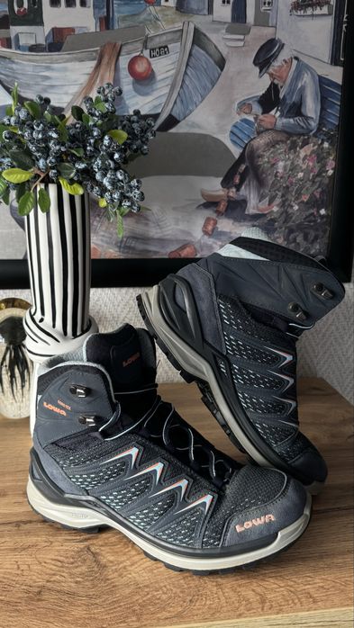 Дамски туристически обувки Lowa номер 38