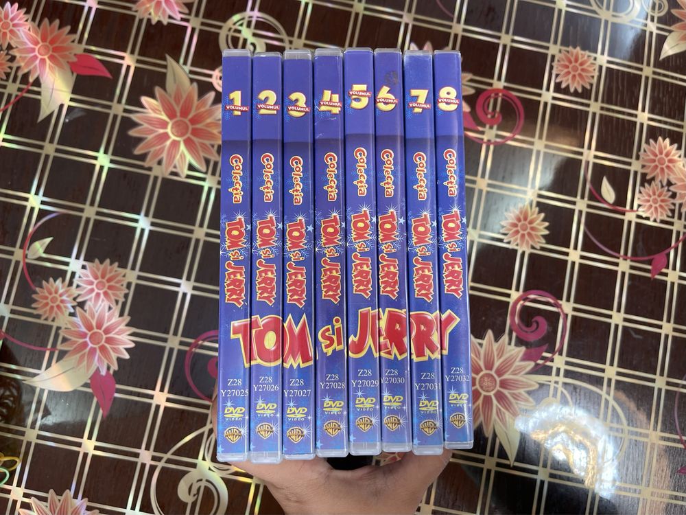 Colectia Tom si Jerry - 8 volume - stare foarte buna