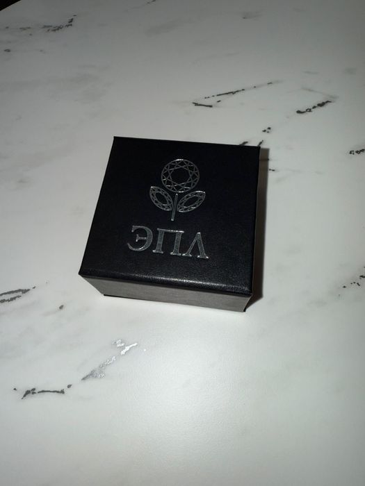 Серьги из белого золота с бриллиантами