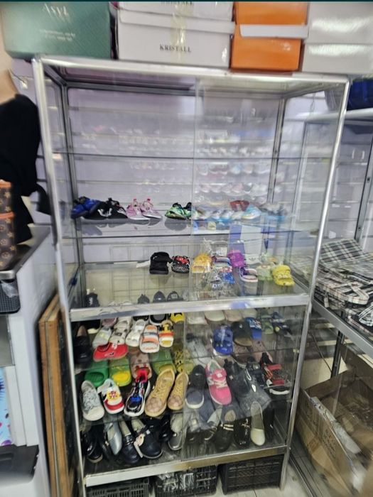 Продам стеклянную ветрину 
Длина - 190 см 
Ширина - 100 см 
Самовывоз