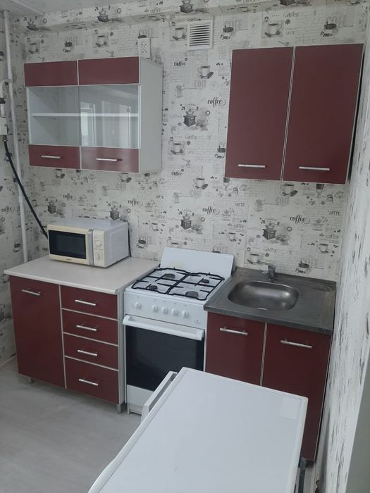 Сдам 1 комнатную квартиру на длительный срок. 120.000 + ком.услуги.