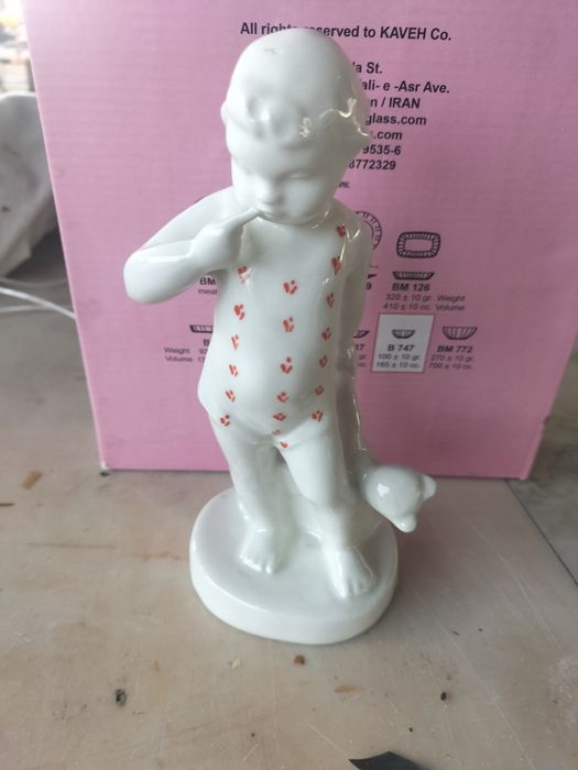 Продаётся фарфоровые статуэтка