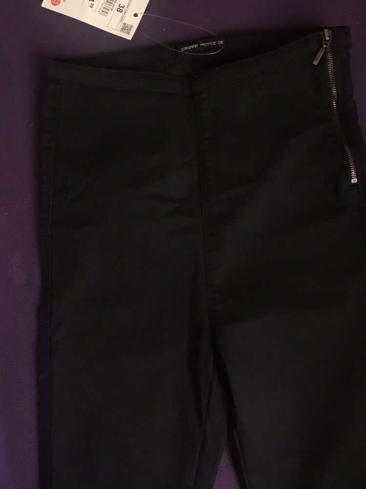 Pantaloni negri slim cropp