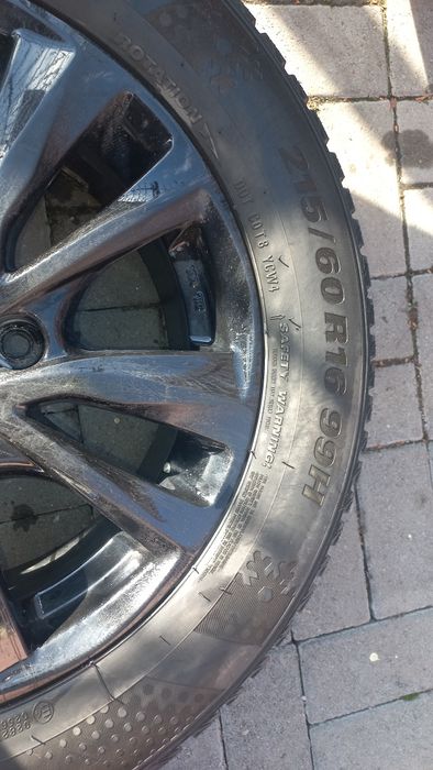 Vând jante cu amvelope de iarna cu dimensiuni 215/60/16 99H16