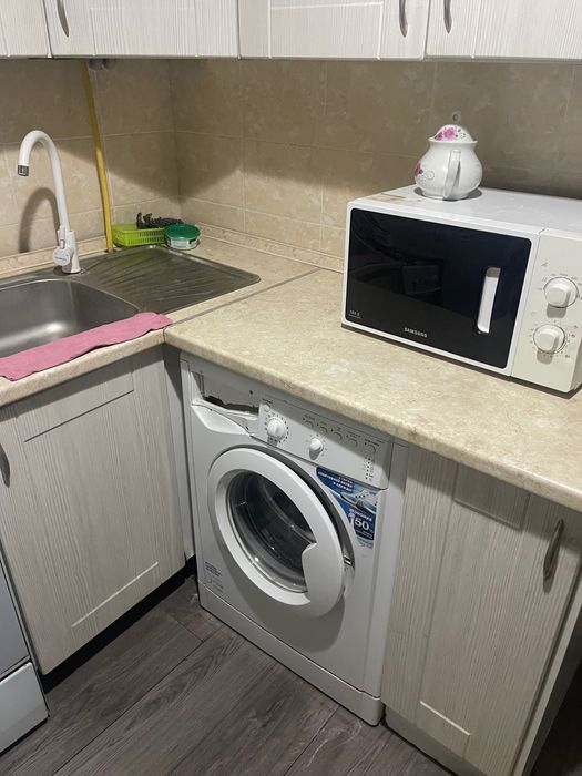 Продам кухонные шкафы со столом и табуретками