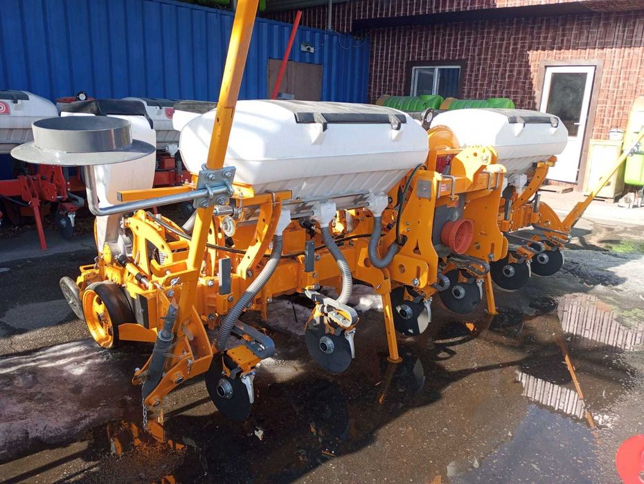 Пневматическая 6 рядная сеялка