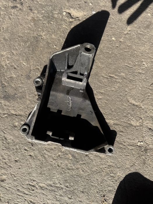 Suport alternator Volkswagen Transporter/Touareg 2.5 tsi 070903143C