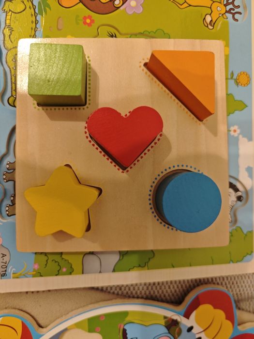 Детски играчки - дървени пъзели, книжки и игра