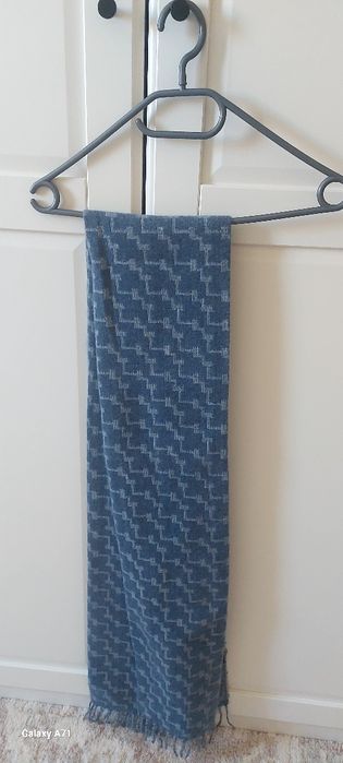 Fular de barbati - albastru cu tipare albe