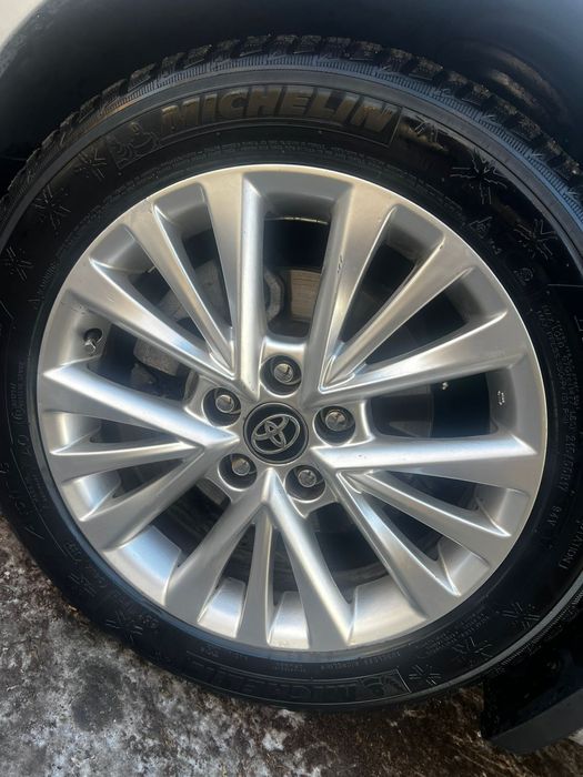 Продам комплект дисков с резиной R17. Резина 215/55.