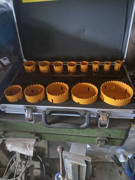 Cutite ,poansoane si matrite perforare ,set carote gaurire