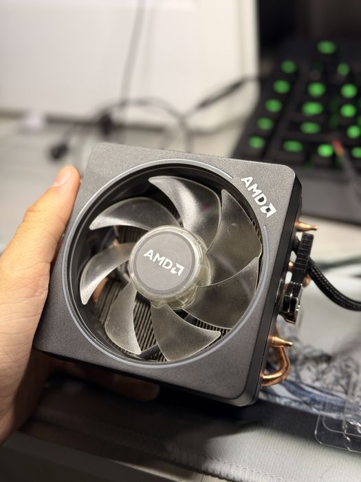 procesor ryzen 7 3700x cu cooler amd wraith prism