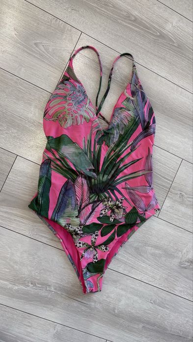 Красив Цял бански с подплънки и кръстосан гръб