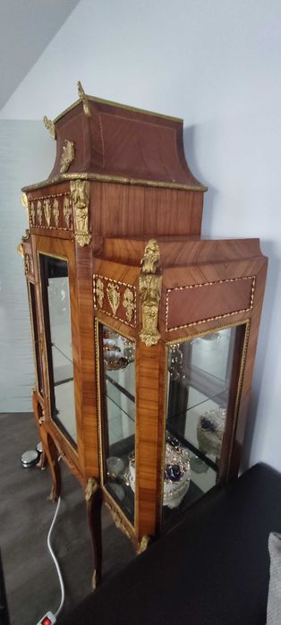 Историческа витрина в стил Empire