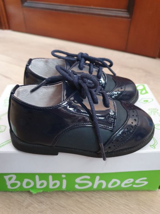 Vând pantofi eleganti pentru baieti  din piele lacuita marimea 22