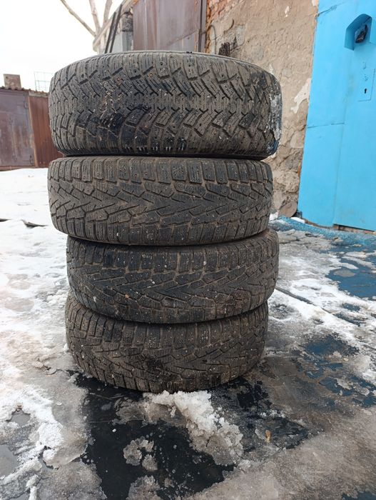 Продам резину зимнюю шипованную 215/65 R16