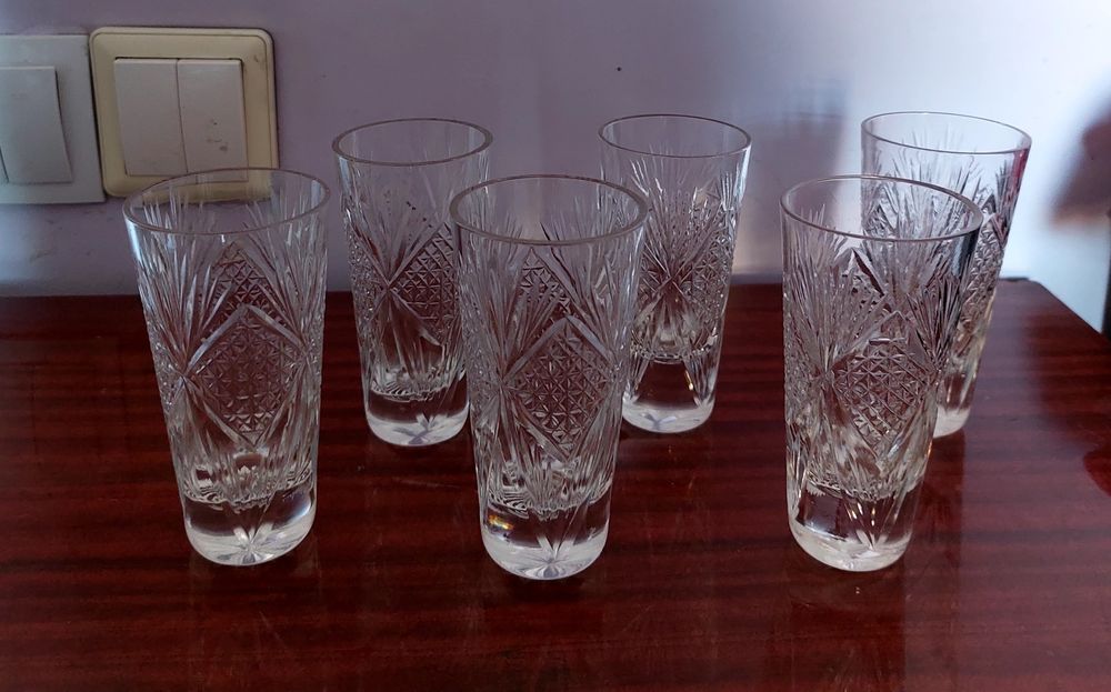 Продаются хрустальные стаканы.