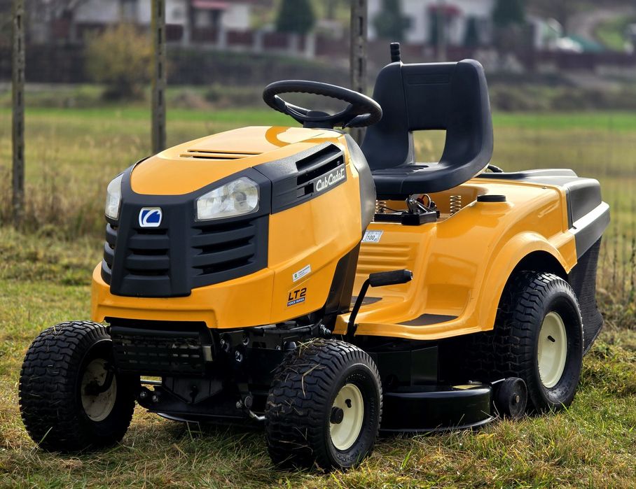 Tractoras gazon iarba Profesional CUB Cadet 2 cutite, impecabil ca nou