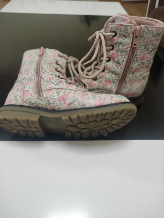 Продавам детски боти