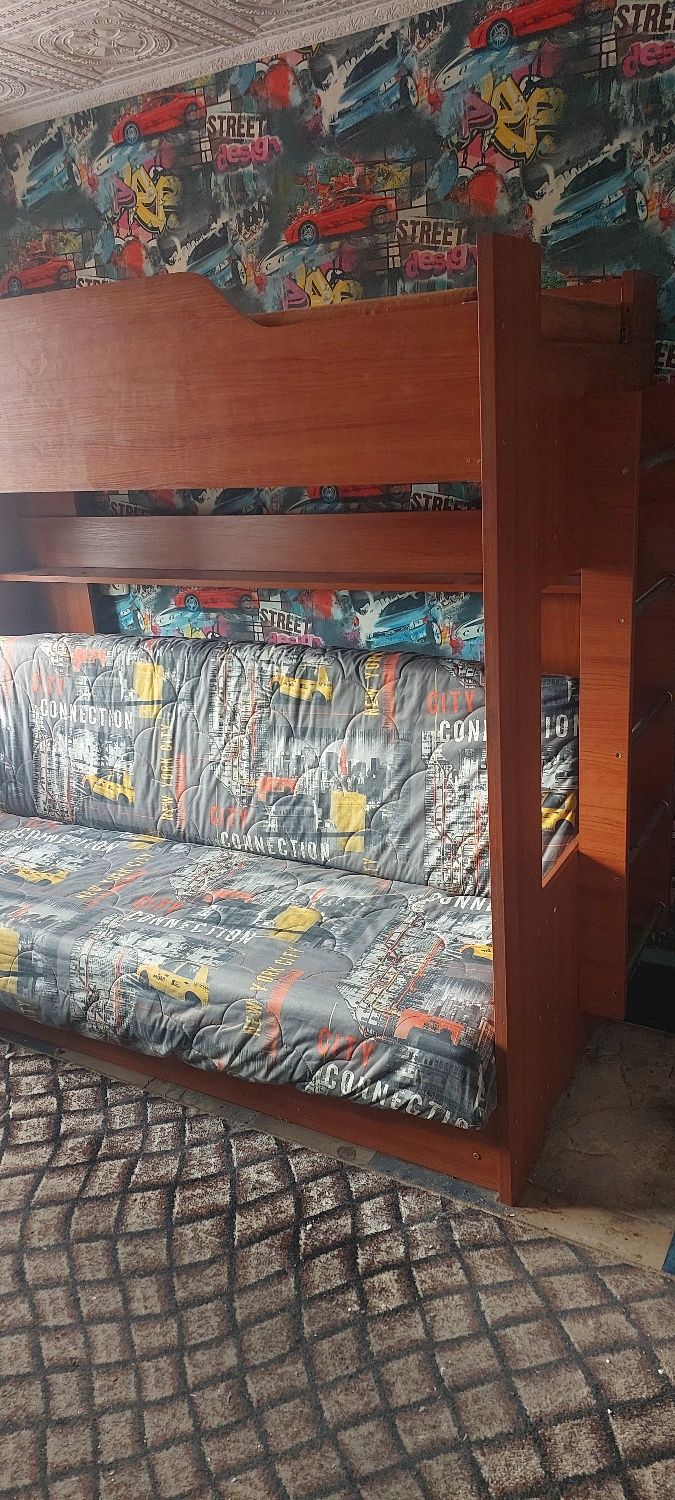 Продам двухярусную кровать с диваном