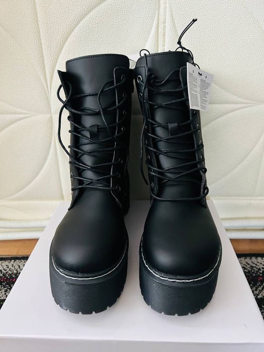 НОВИ! Дамски боти с връзки и цип