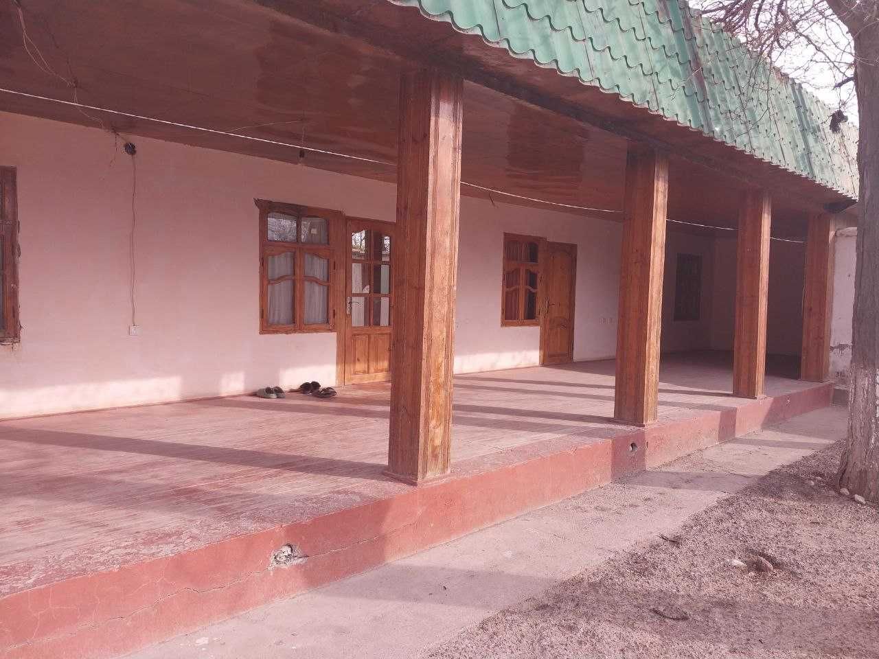Boyovut tumanida savdo do`koni bo`lib to`lash sharti asosida sotiladi