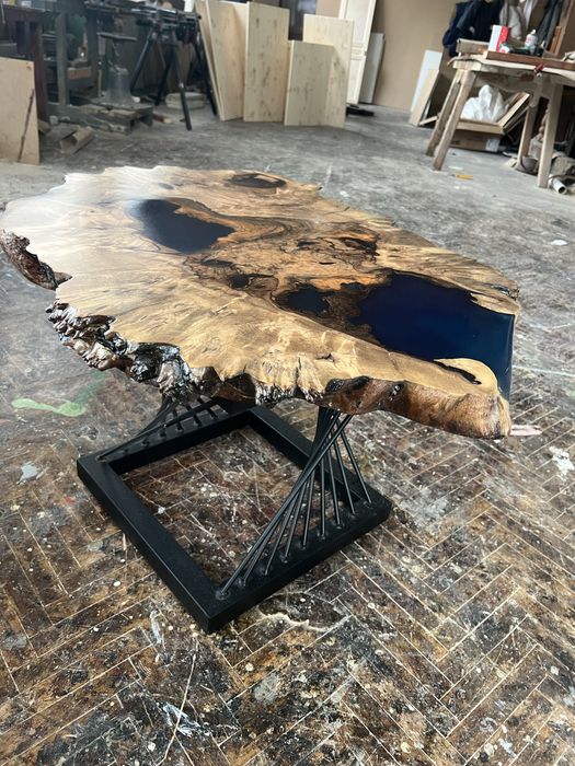 Налична уникална маса от орех и епоксидна смола