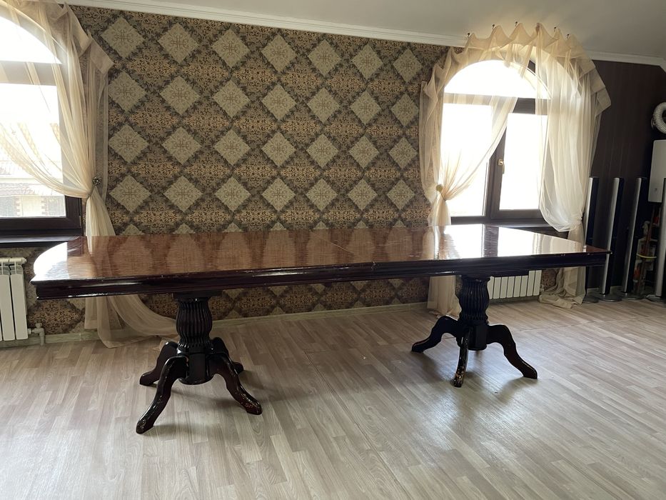 Продам стол с красивым дизайном