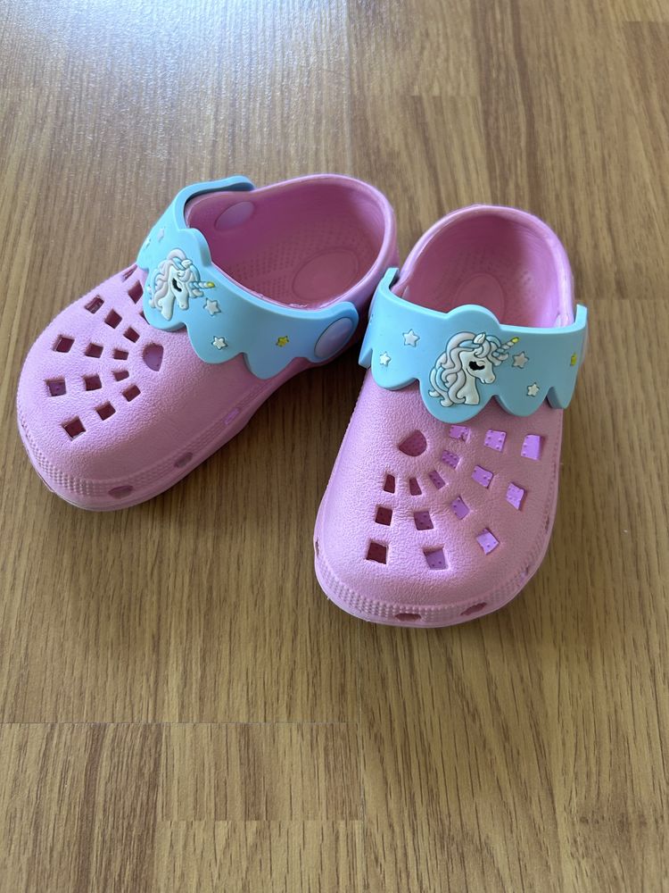 Papuci stil crocs