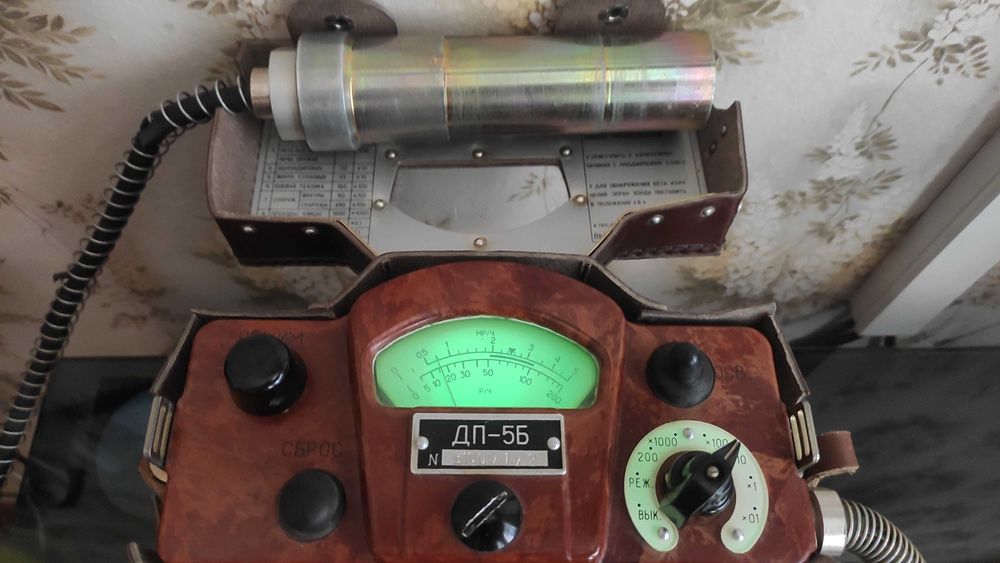 Дозиметр ДП-5Б - советского производства.
