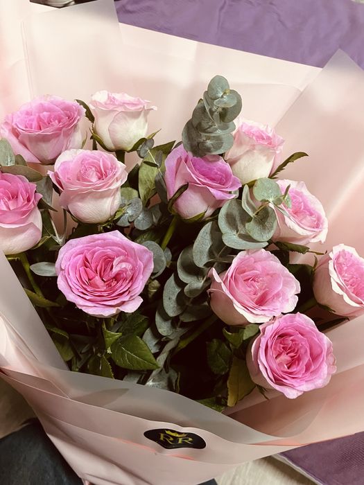 розовая роза 11шт 8000