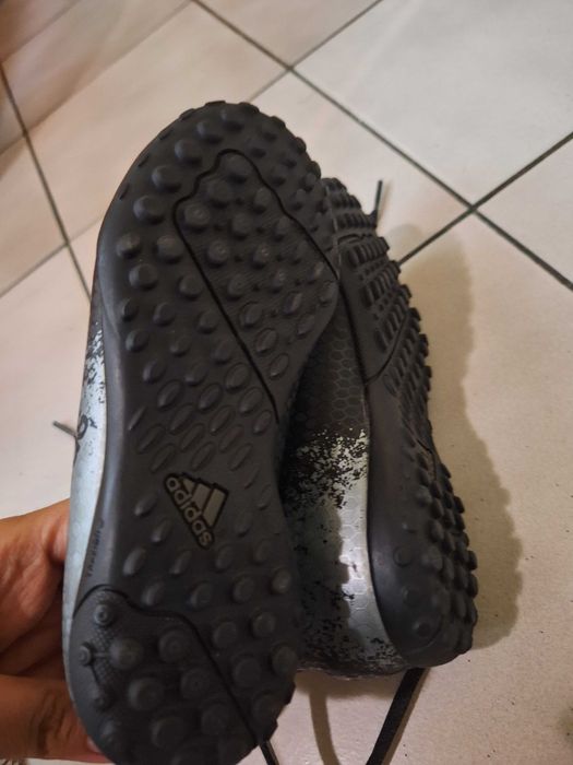 Продавам детски бутонки адидас 29 номер