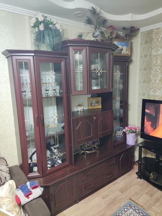 Продам сервант хороший