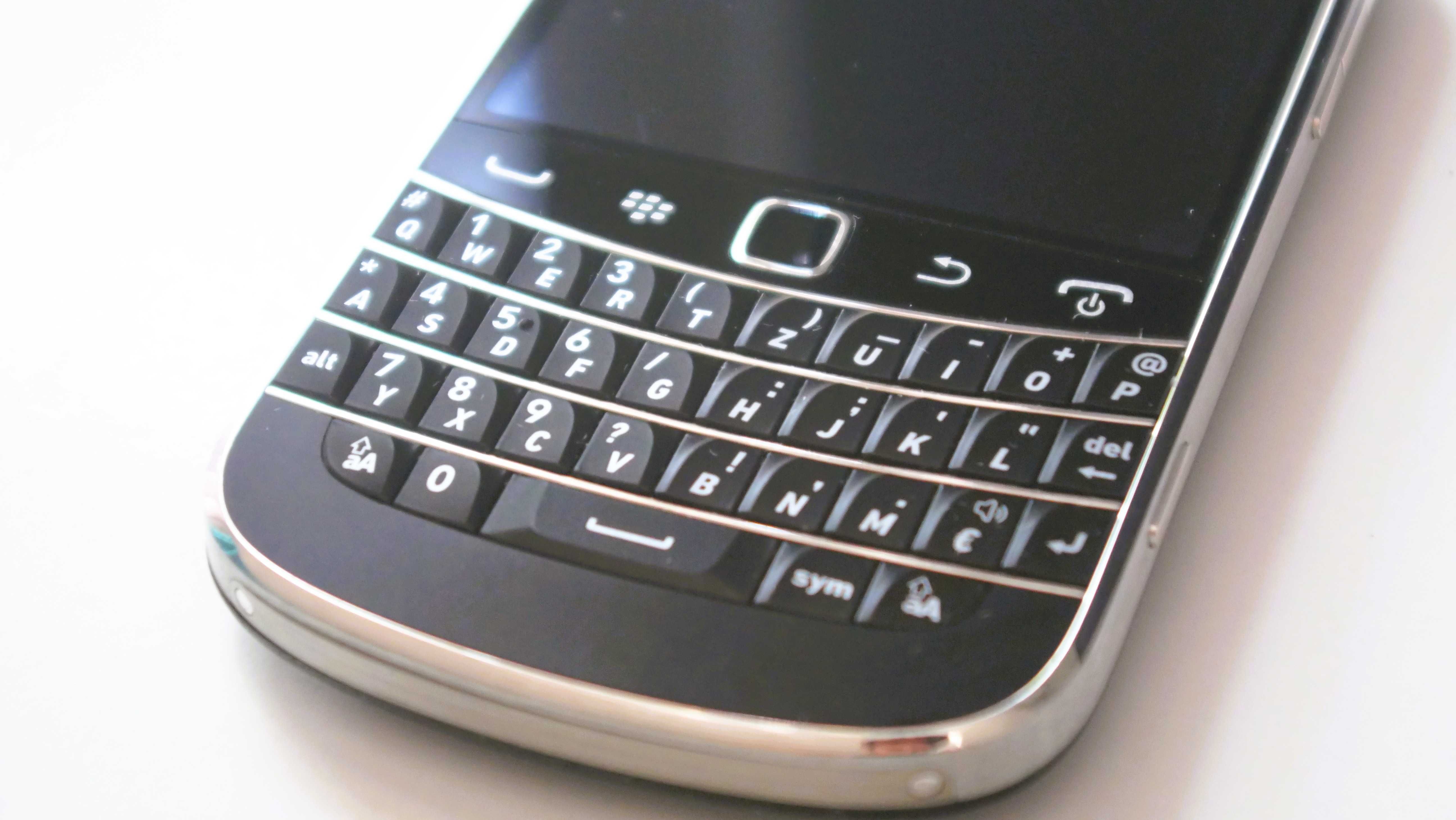 BlackBerry Bold 9900 - 8GB - Black Carbon (Отключен)
