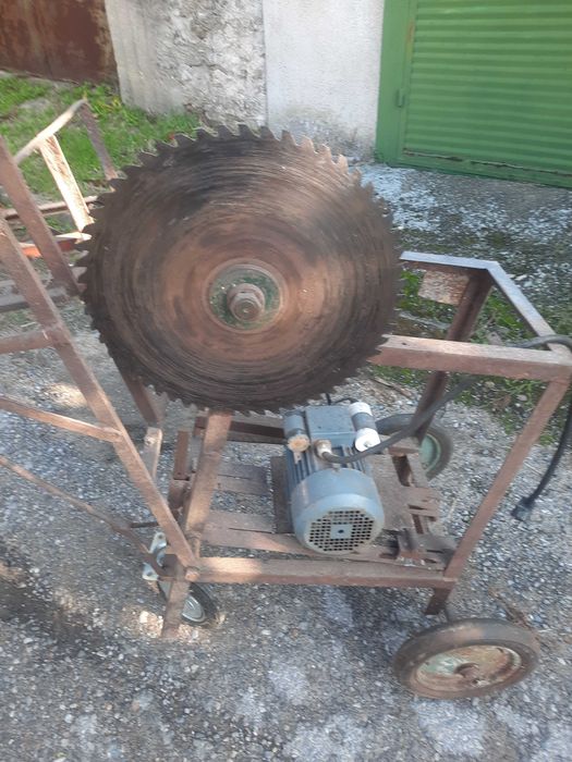 Циркуляр за дърва.