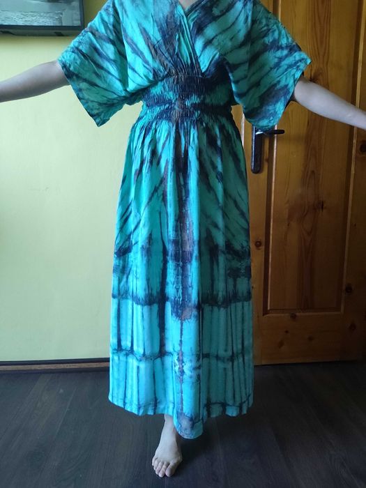 Дълга зелена дамска рокля с прилеп ръкав