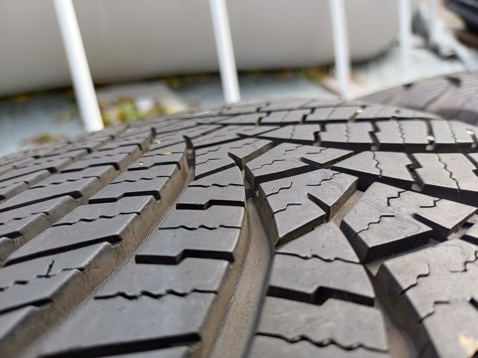 Vând 4 anvelope de iarna 215 55 r17 FALKEN foarte bune din 2024 și2021